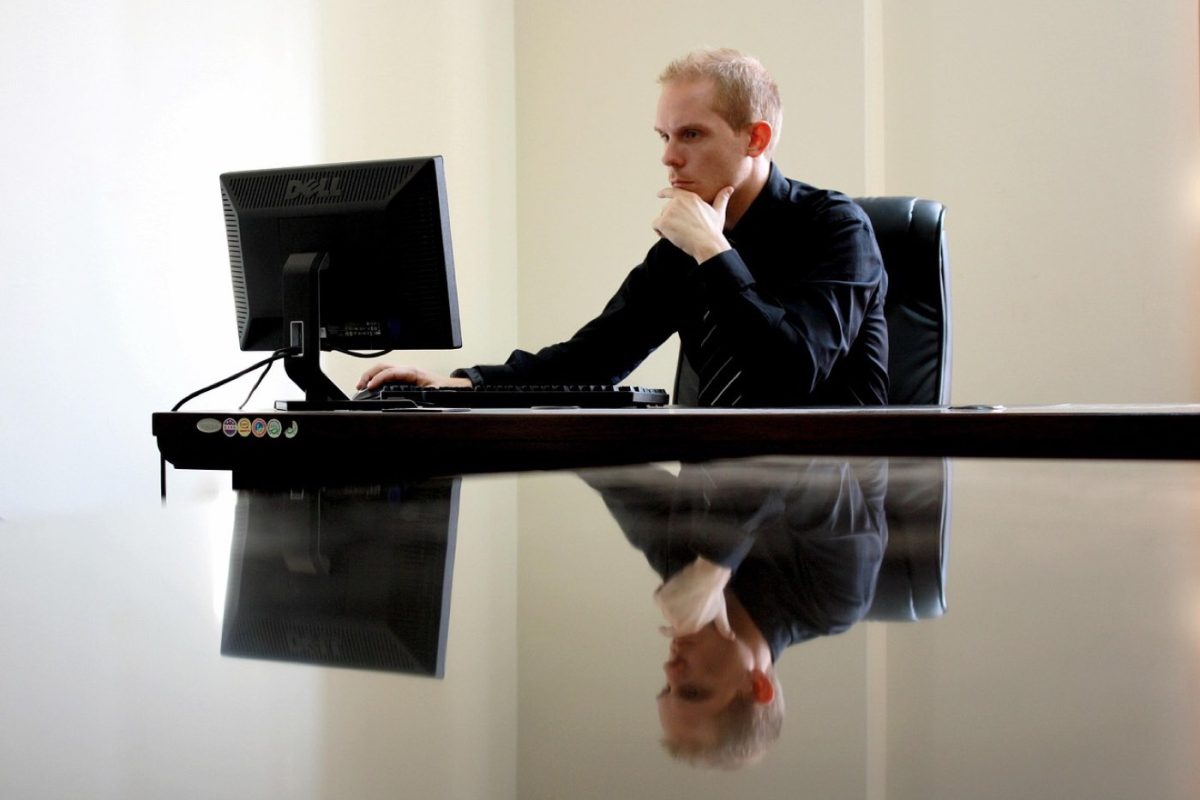 Espace de travail connecté et ergonomique
