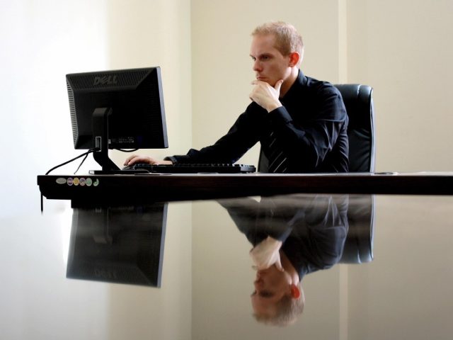 Espace de travail connecté et ergonomique