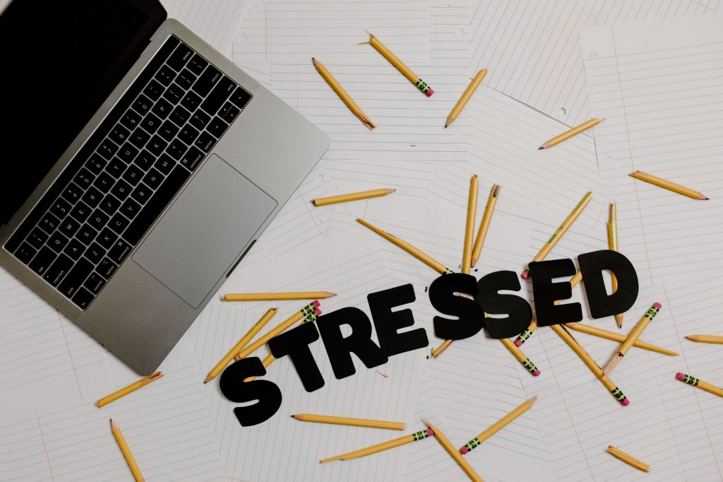 Stress au travail : causes, signes et prévention